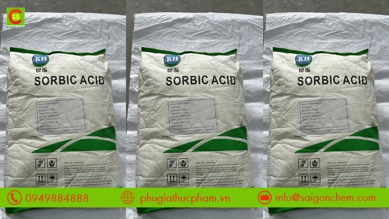 Acid sorbic Trung Quốc có dạng bột tinh thể, mã INS 200, dùng làm chất bảo quản trong sản xuất thực phẩm