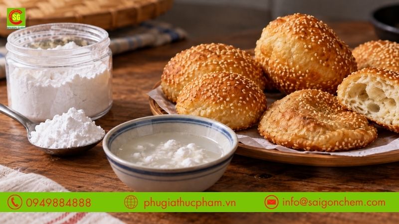 Dùng sai tỷ lệ, bột vón cục khiến bánh tiêu có mùi khai và không nở đều