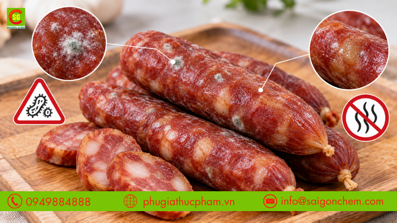 Lạp xưởng xuất hiện đốm mốc hoặc bề mặt nhớt dính là dấu hiệu sản phẩm đã hư hỏng
