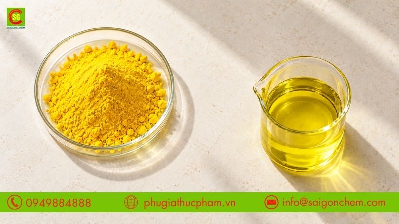 Màu vàng Quinoline Yellow dạng bột mịn và dung dịch sau khi pha có sắc vàng chanh ánh xanh nhẹ