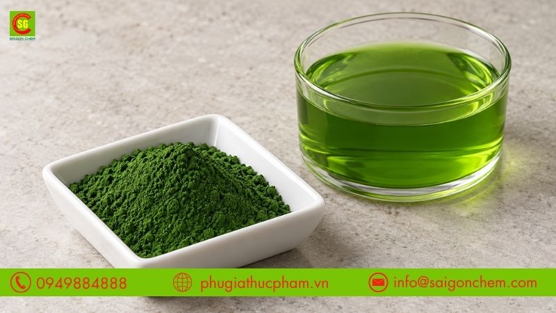Màu xanh lá Pea Green dạng bột mịn màu xanh đậm và dung dịch xanh lá sau khi hòa tan trong nước